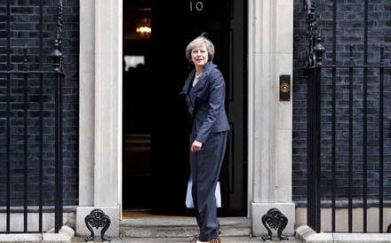 Theresa May chega a Downing Street sem ser eleita