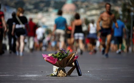 Atentado em Nice deixa Hollande debaixo de fogo 