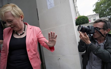 Angela Eagle abandona e deixa corrida aos Trabalhistas entre Smith e Corbyn