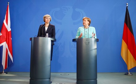 Merkel compreensiva com demora de May em pedir saída da UE