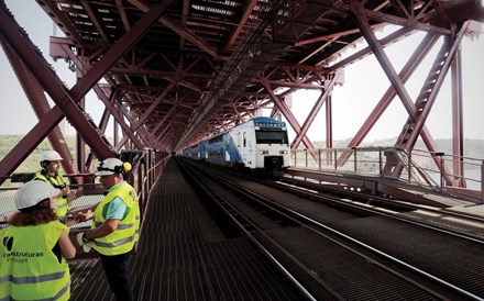 São 148 os comboios que atravessam a ponte todos os dias úteis. Nas horas de ponta, passam de 10 em 10 minutos. Apesar de estar no projecto inicial, a travessia do Tejo só passou a ter um tabuleiro ferroviário em 1999 e para isso a sua estrutura teve de ser reforçada.    