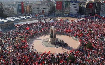 Turquia: Milhares saíram à rua em Istambul contra o golpe