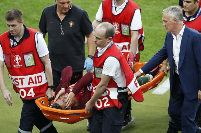 Ronaldo obrigado a abandonar o campo devido a lesão