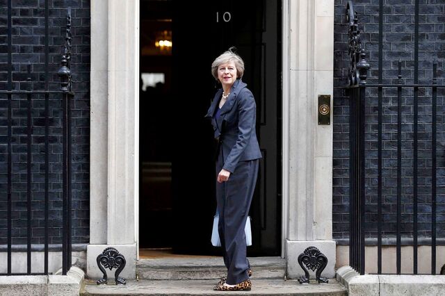 Theresa May chega a Downing Street sem ser eleita