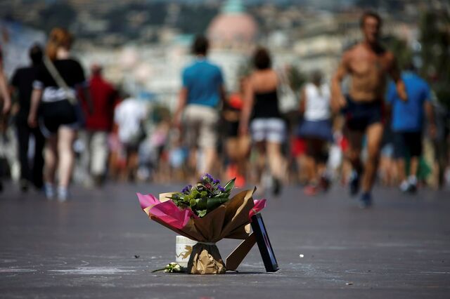 Atentado em Nice deixa Hollande debaixo de fogo 