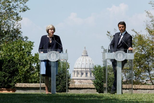May prossegue périplo europeu com visita a Roma