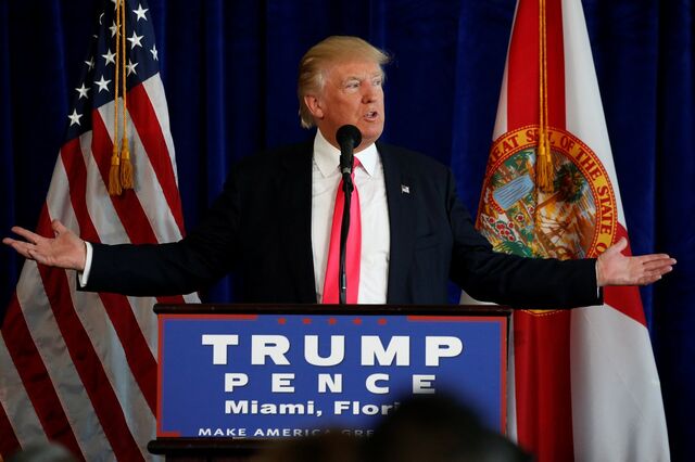Clinton e Trump empatados em sondagem em véspera de debate