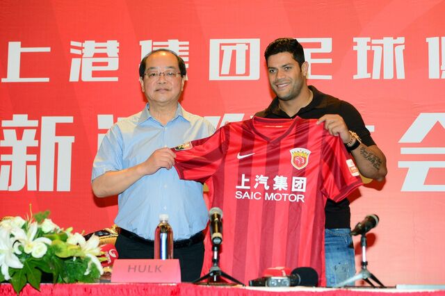 Clubes do futebol chinês pagam dívidas para evitar colapso da Liga