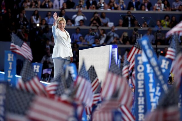Hillary Clinton aceita nomeação neste 'tempo de responsabilidade'