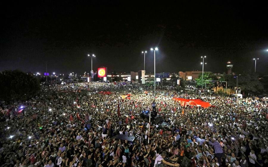 Multidão de populares perto do aeroporto Ataturk, Istambul