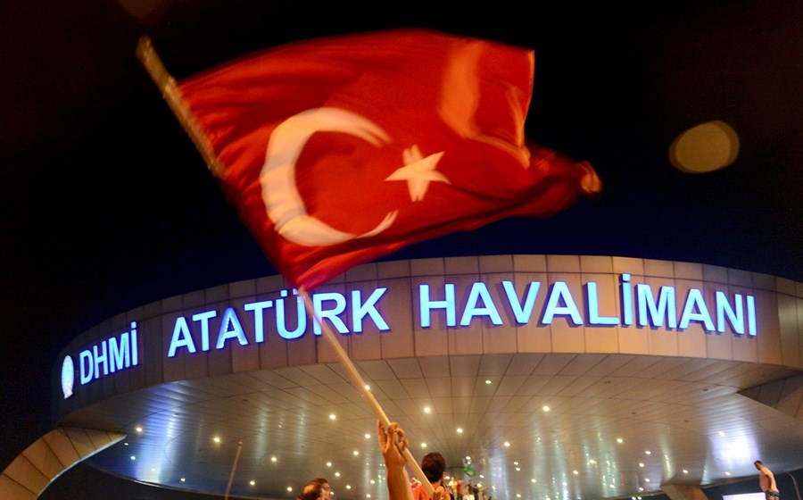 Bandeira desfraldada frente ao aeroporto Ataturk, Istambul