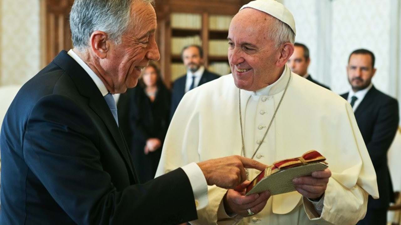 O curto encontro (e a prenda) entre António Costa e o Papa Francisco - SIC  Notícias