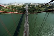 A 120 metros de altura do tabuleiro rodoviário e a quase 200 das águas do Tejo.