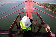 Uma equipa de 16 pessoas inspecciona e repara em permanência a estrutura e os equipamentos da ponte.