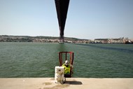 O pilar Sul da ponte está a quase 80 metros abaixo do nível da água.