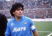 Em 1984 o argentino Diego Maradona foi transferido do Barcelona para o Nápoles por 5 milhões de libras (5,9 milhões de euros)