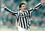 Em 1990 o italiano Roberto Baggio foi transferido da Fiorentina para a Juventus por 8 milhões de libras (9,4 milhões de euros)