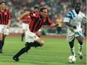 Em 1992 o francês Jean-Pierre Papin foi transferido do Marselha para o AC Milan por 10 milhões de libras (11,8 milhões de euros)