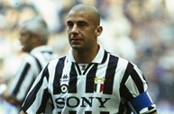 Em 1992 o italiano Gianluca Vialli foi transferido da Sampdoria para a Juventus por 12 milhões de libras (14,1 milhões de euros)