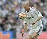 Em 2001 o francês Zinedine Zidane foi transferido da Juventus para o Real Madrid por 53 milhões de libras (62,4 milhões de euros)