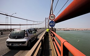 Trânsito condicionado na Ponte 25 de Abril após choque que envolveu nove viaturas 