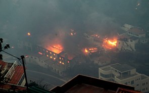 Seis mil bombeiros combatem chamas no continente e Madeira. Risco em Arouca
