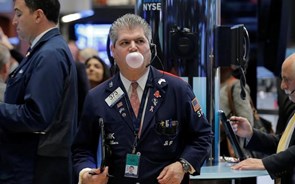 Wall Street fecha no vermelho mas outubro cumpre o ditado de 'bear market killer'