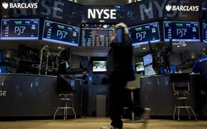 Wall Street cede terreno após fortes subidas