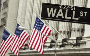 Sondagens e resultados condicionam Wall Street