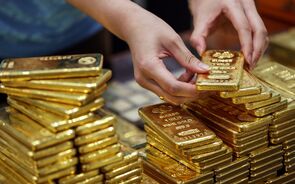 Ouro recua mas mantém-se em máximos de cinco meses