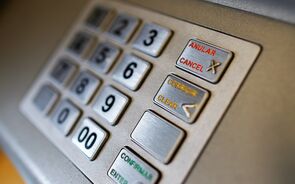 A Revolut está a fazer o caminho inverso da banca tradicional e quer ter caixas multibanco.