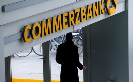 Commerzbank passa de prejuízos para lucros de 768 milhões no primeiro semestre