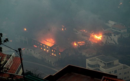 Seis mil bombeiros combatem chamas no continente e Madeira. Risco em Arouca