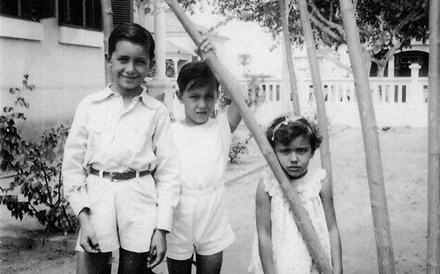 João, Zeca e Mariazinha, em Luanda, em 1936. A carreira de magistrado do pai levou o casal e a filha mais nova  para Timor. Os dois rapazes foram para Coimbra prosseguir os estudos. 