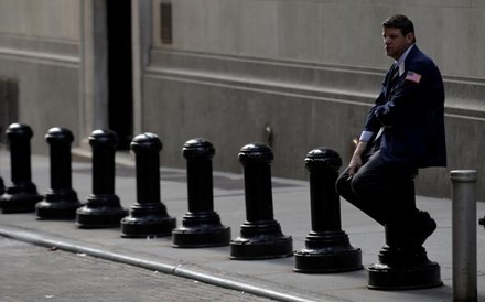 Wall Street inverte para terreno negativo com actas da Fed