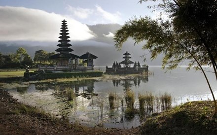 Alerta máximo devido a erupção de vulcão em Bali. Aeroportos encerrados