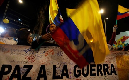 Colombianos festejam histórico acordo de paz na capital da Colômbia