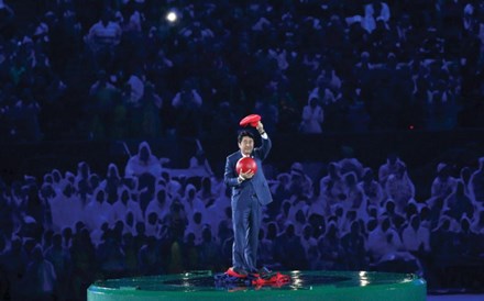 Na pele de Super Mario (do jogo da Nintendo), o primeiro-ministro japonês Shinzo Abe apareceu na cerimónia de encerramento do Rio para convidar  o mundo a ir aos próximos jogos, em Tóquio, em 2020.