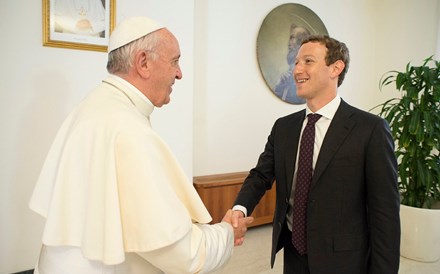 Papa recebe Zuckerberg