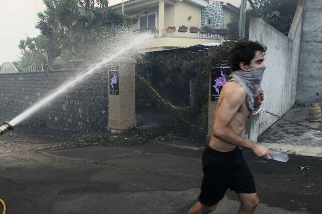 Seis mil bombeiros combatem chamas no continente e Madeira. Risco em Arouca