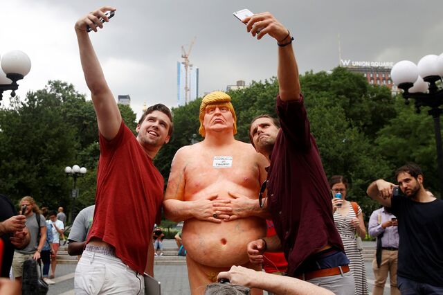 Estátuas de Trump nu invadem cidades norte-americanas