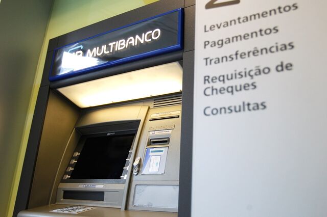 Portugueses pagam compras do dia-a-dia com cartão, mas têm cada vez mais débitos directos