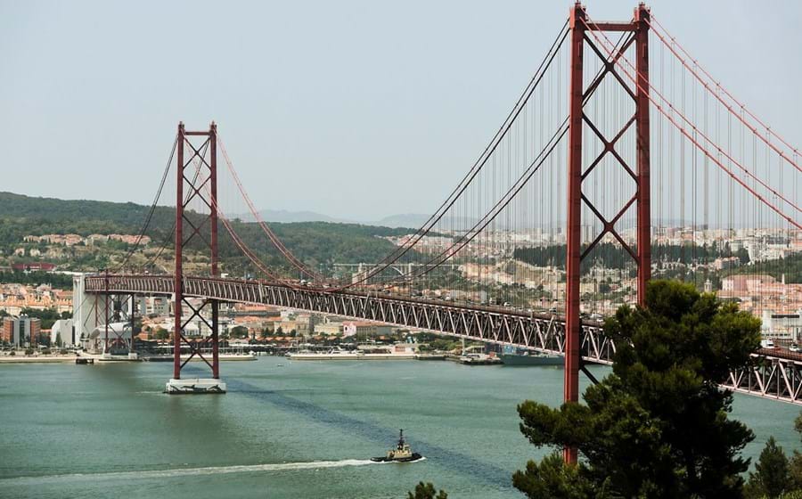 A ponte começou a ser construída em 1962 e foi inaugurada a 6 de Agosto de 1966. 