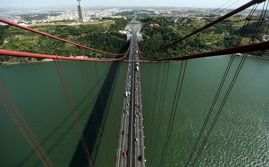 A 120 metros de altura do tabuleiro rodoviário e a quase 200 das águas do Tejo.