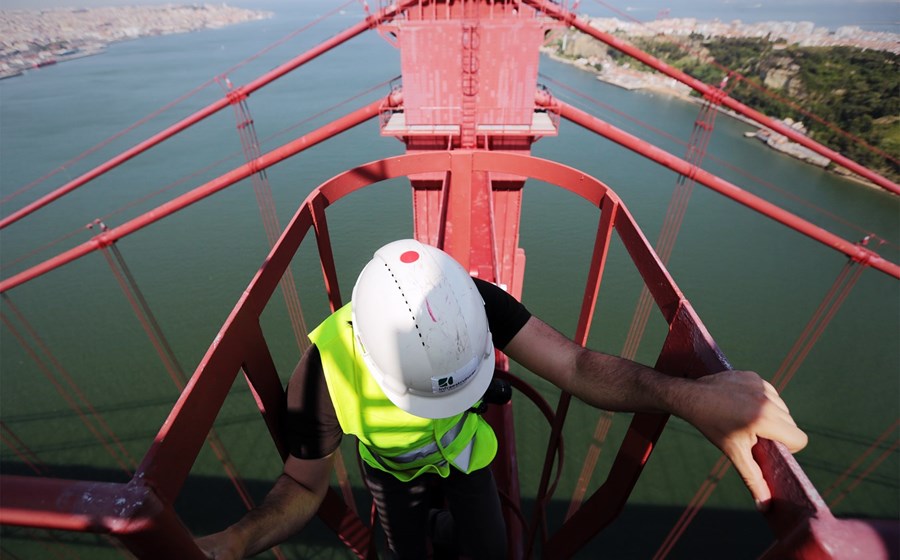 Uma equipa de 16 pessoas inspecciona e repara em permanência a estrutura e os equipamentos da ponte.