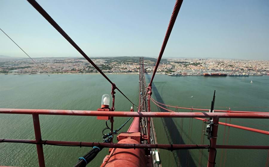 A construção da ponte exigiu 263 mil metros cúbicos de betão e 82 mil toneladas de aço.
