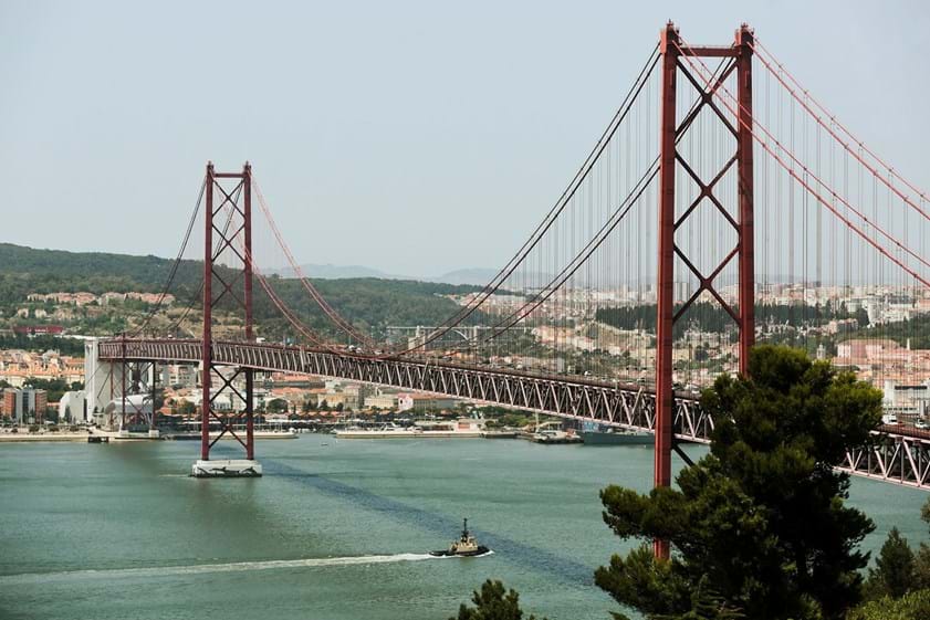 A ponte começou a ser construída em 1962 e foi inaugurada a 6 de Agosto de 1966. 