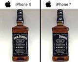 A mudança do iPhone, do 6 para o 7: desapareceu o 'jack' (a entrada para os 'headphones').