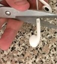 Um utilizador questionava se, com uma tesourada, os seus auscultadores tradicionais passariam instantaneamente a valer 159 dólares, o preço dos novos AirPods.