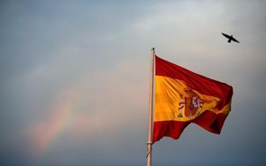 Desemprego em Espanha cai para mínimos de sete anos